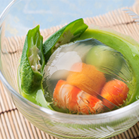 夏の涼しげな冷やし鉢（夏野菜ゼリー寄せ）