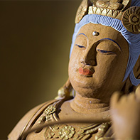 観音菩薩像は四天王寺の大仏師、故松久朋琳先生の作