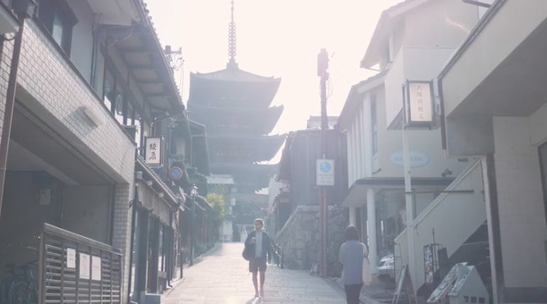 Ninen-zaka(The name of the approach to Kiyomizu-dera Temple. It is also described as Two-year slope.)